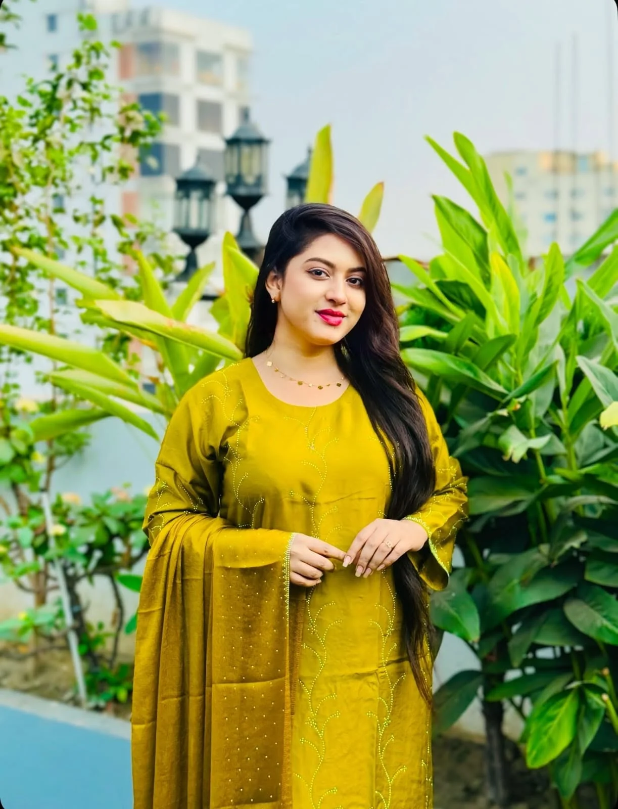 সম্পূর্ণ বডিতে আর ওড়নাতে MC স্টোন মাল্টি Color 