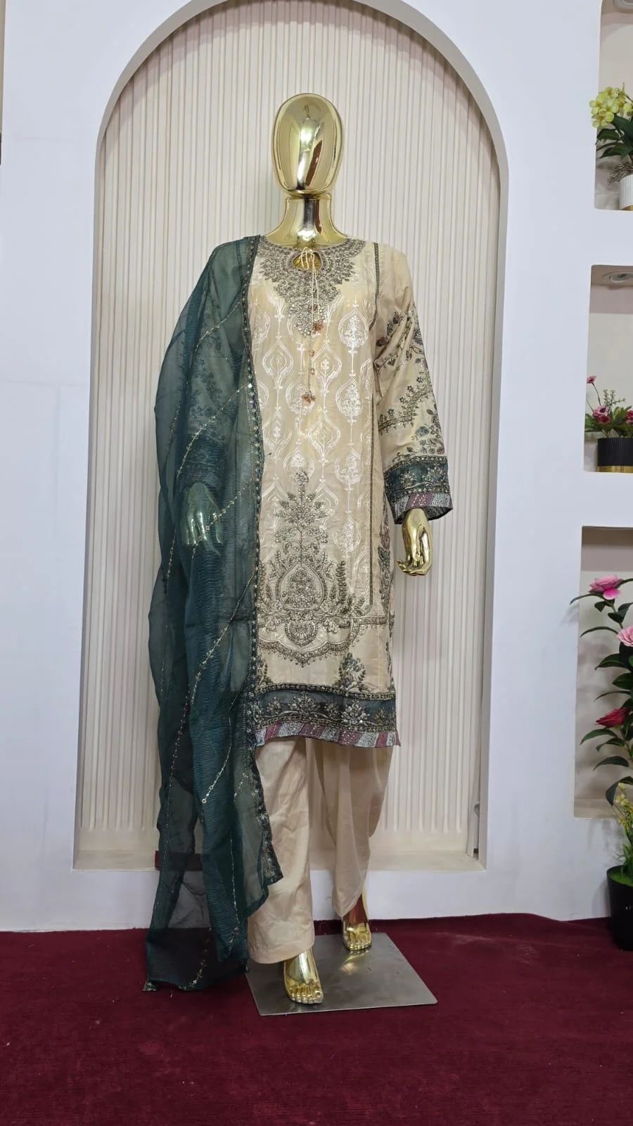 রেডিমেড সেলাই করা থ্রি-পিস